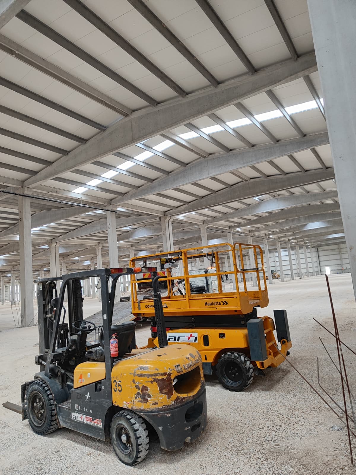 Manisa deposunda elektrikli forklift ile istifleme