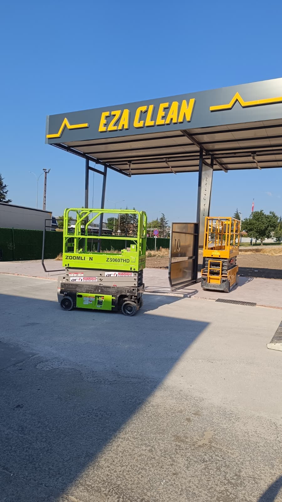 Tabela ve aydınlatma bakımı için sahada erişim